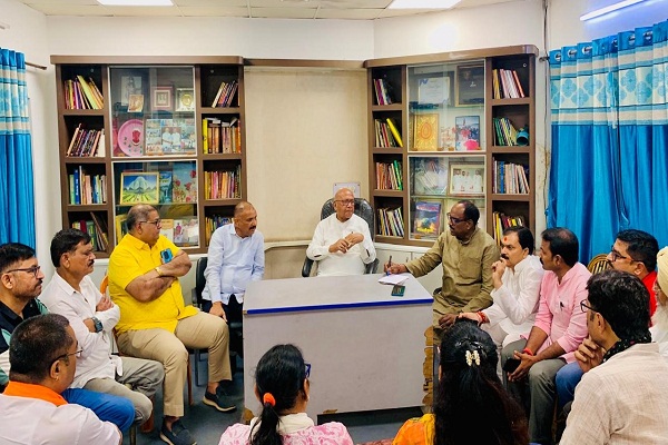 Jamshedpur : ट्रेनों की लेटलतीफी के खिलाफ हस्ताक्षर अभियान चलाएगी रेल यात्री संघर्ष समिति, डीआरएम कठघरे में, समिति ने कहा रेल मंत्री के यात्री सुविधा आदेश की निरंतर हो रही अवहेलना