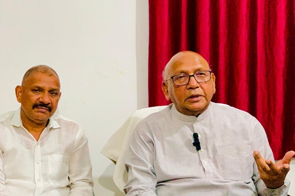 Jamshedpur : सरयू राय का ट्रेनों की पंक्चुअलिटी पर सीनियर डीसीएम से सवाल, लेटलतीफी घटने की बात कहने वाले अधिकारी ट्रेनों का नाम क्यों नहीं बताते