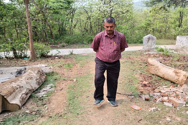 Jadugora : शिक्षा विभाग की ट्रांसफर पॉलिसी पर उठ रहे सवाल, 26 वर्ष से 40 किलोमीटर की दूरी तय कर स्कूल जाने को विवश दिव्यांग शिक्षक