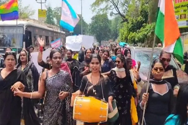 Jamshedpur : ट्रांसजेंडर बिल के खिलाफ किन्नरों ने जिला मुख्यालय पर प्रदर्शन कर जताया विरोध