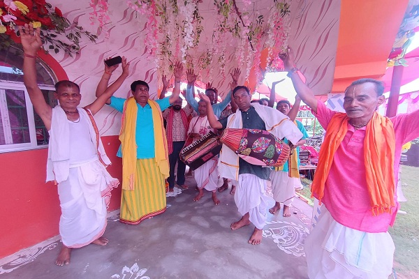 Jadugora : पोइला बैशाख के मौके राधा-रानी की पूजा-अर्चना के साथ वीरग्राम में तीन दिवसीय अखंड हरिनाम संकीर्तन प्रारंभ