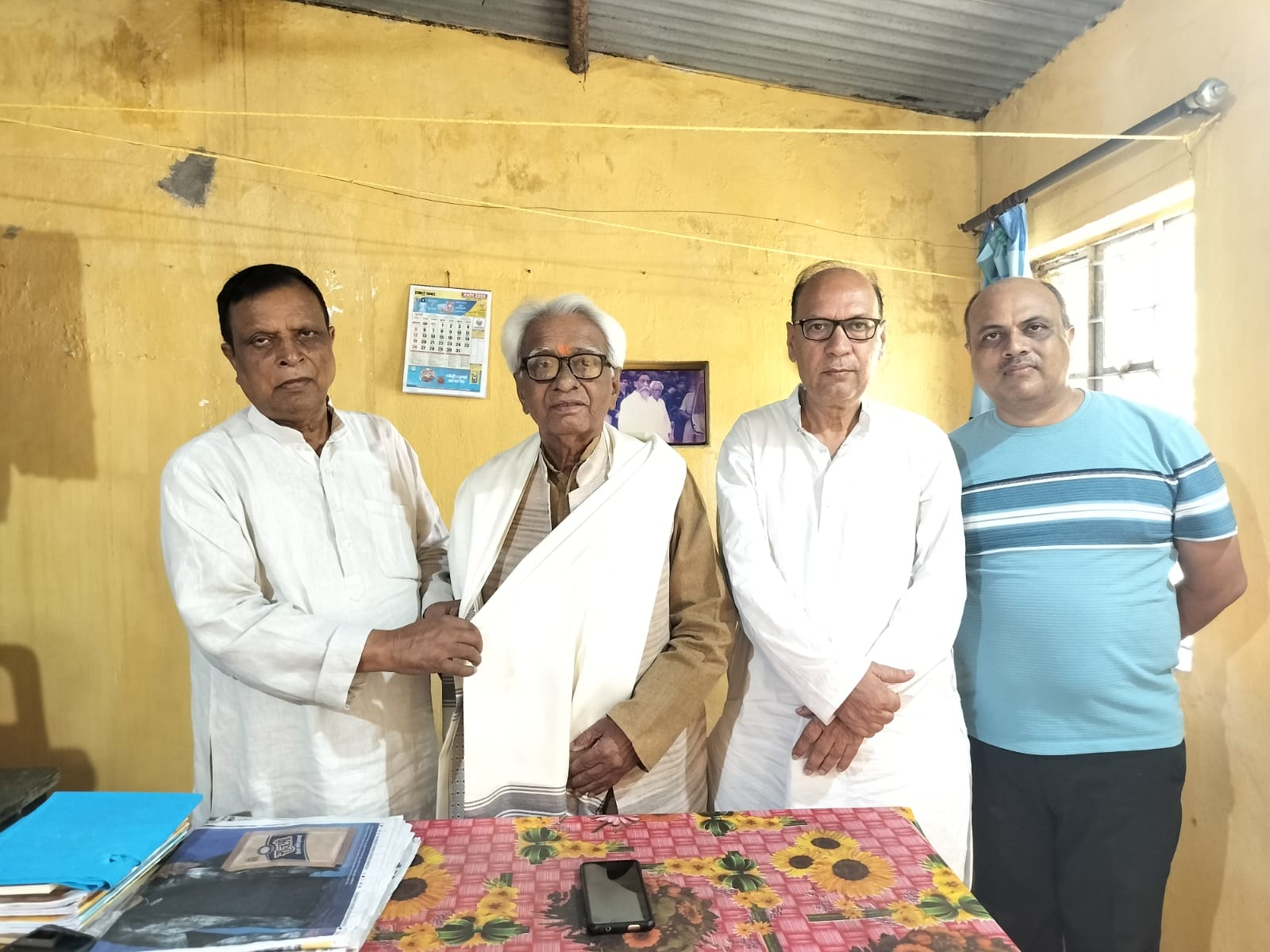 Jamshedpur : जिला कांग्रेस महासचिव उदय सिंह ने पार्टी के वरिष्ठ नेता रामाश्रय प्रसाद को किया सम्मानित