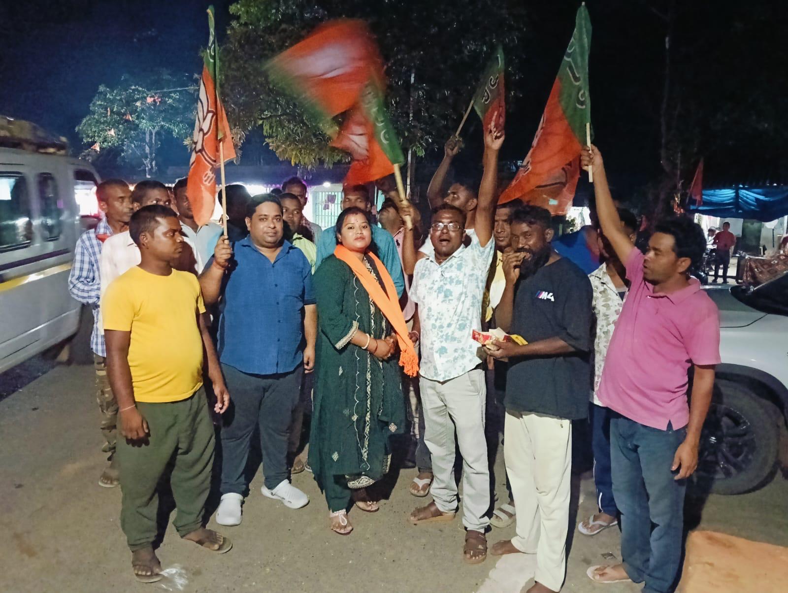 Potka : पश्चिम बंगाल में भाजपा की जीत पर पोटका में हर्ष व्याप्त, देवी कुमारी भूमिज ने बांटी मिठाई