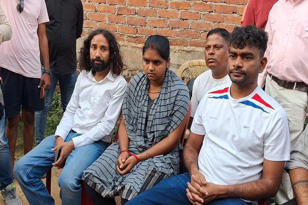 Muri : 22 दिनों से लापता 18 माह की मासूम अदिति पांडे मामले में परिजनों से मिले विधायक जयराम महतो, पुलिस को दिया दो दिन का अल्टीमेटम