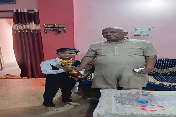 बारीडीह का 8 साल का आदित्य राज मॉडलिंग में नंबर 2, विधायक सरयू राय घर पर जाकर मिले, हौसला बढ़ाया