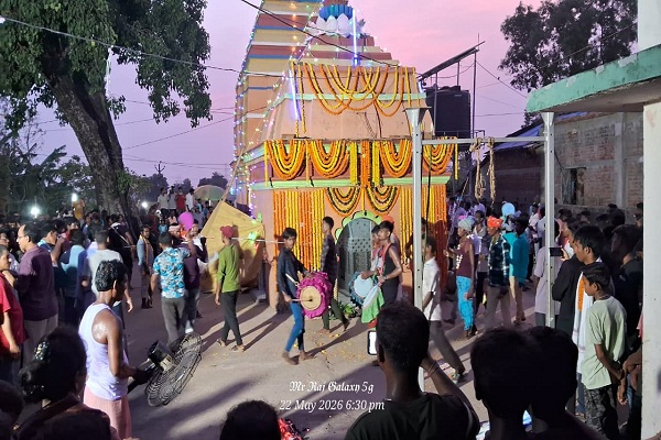 आस्था का अनूठा संगम: गमारिया के जलेश्वर शिव मंदिर में गाजन पर्व की धूम, भोक्ताओं ने जीभ में छड़ घोंपकर व अंगारों पर चलकर दिखाई शिव भक्ति