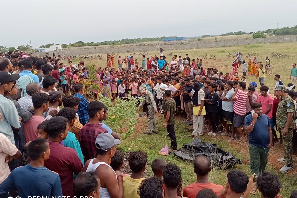 Bahragora : मौदा-खुदपुटली सड़क पर पुलिया के नीचे मिली सड़ी-गली लाश, जांच में जुटी पुलिस