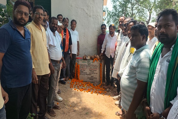 Bahragora : लाल बहादुर शास्त्री उच्च विद्यालय में पांच नए क्लासरूम के निर्माण की शुरुआत, विधायक ने दी सौगात