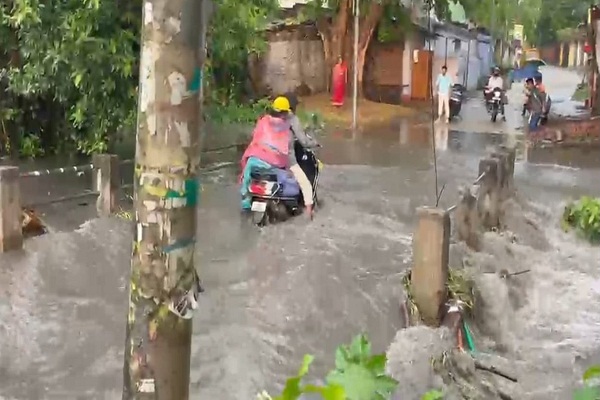 Jamshedpur : हल्की बारिश में बामनगोड़ा में फ्लाई ऐश युक्त गंदा पानी दर्जनों घरों में घुसा