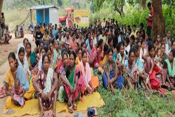 Gua : दुबिल गांव की ग्राम सभा में रोजगार, मुआवजा और मूलभूत सुविधाओं को लेकर उठी आवाज, स्थानीय को प्राथमिकता देने की मांग