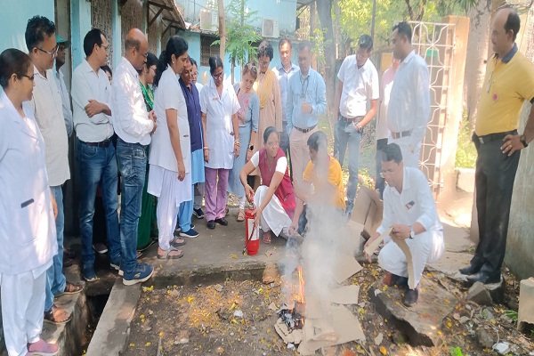 Gua : टाटानगर रेल अस्पताल में सिविल डिफेंस की टीम ने मॉक ड्रिल कर आपदा प्रबंधन कार्यों का दिया प्रशिक्षण