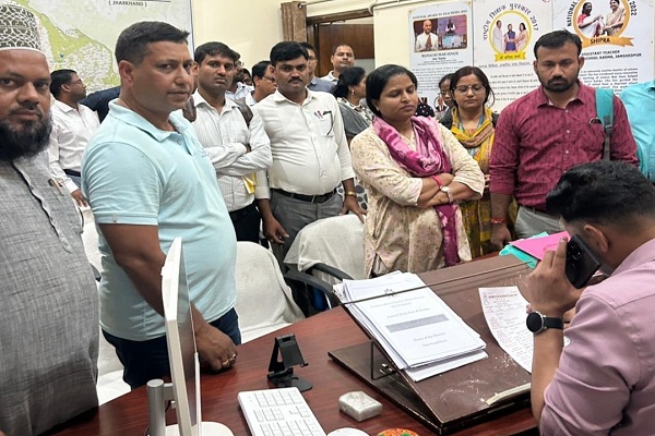 Potka : दो माह से लंबित वेतन भुगतान व जनगणना कार्य में लगाए जाने से शिक्षकों का फूटा आक्रोश, डीईओ से मुलाकात कर जतायी आपत्ति