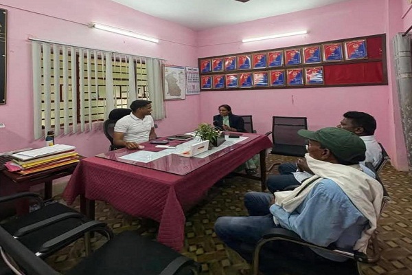 Bahragora : पूर्व मुख्यमंत्री चंपई सोरेन की पुत्री दुखनी सोरेन ने थाना प्रभारी से की शिष्टाचार भेंट, क्षेत्र की विधि-व्यवस्था पर की चर्चा