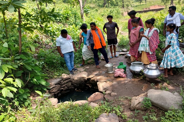 Jadugora : डुमरिया प्रखंड के लांगो गांव के पाडसी गाजाड़ टोला में गहराया पेयजल संकट, 12 सबर परिवार गड्ढे का पानी पीने को विवश