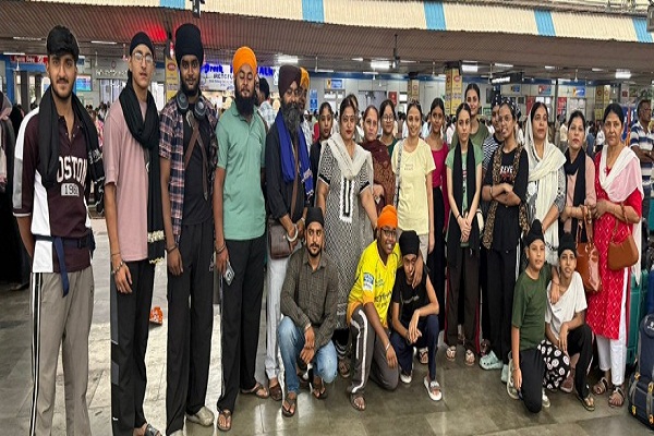 Jamshedpur : जयकारों और अरदास के साथ हजूर साहिब के दर्शन को निकला 23 सदस्यीय बाबा बंदा सिंह बहादुर गतका दल