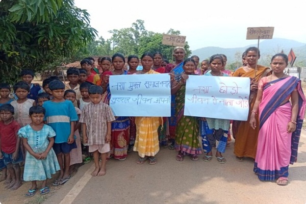 Gua : बुन्ड़ू गांव में जेएसएलपीएस महिला समिति ने चलाया नशा मुक्ति अभियान