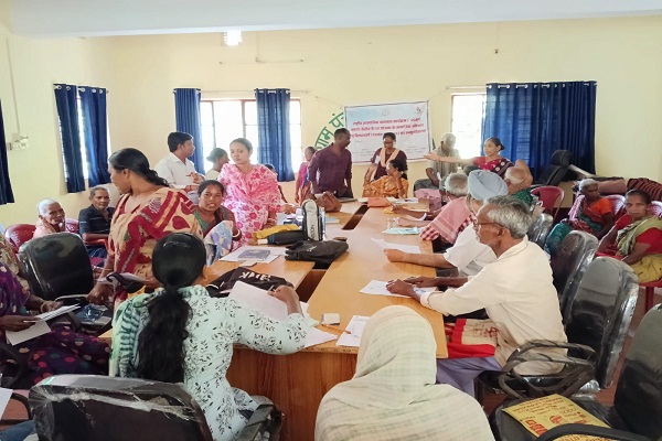 Gua : गुवा पूर्वी पंचायत भवन में केंद्रीय पेंशन योजना के लाभुकों का हुआ उन्मुखीकरण