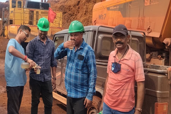 Gua : भीषण गर्मी में सेलकर्मियों को राहत, खदान क्षेत्र में नींबू पानी, ओआरएस और सत्तू का वितरण