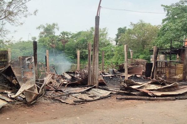 Jhargram : लोकल बोर्ड इलाके में भीषण आग से भारी तबाही, कई दुकानें जलकर स्वाहा, मुआवजे की मांग