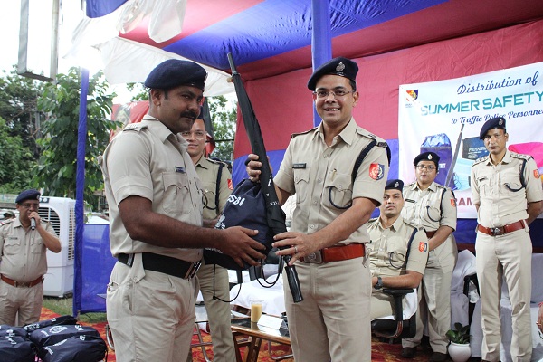 Jhargram : ट्रैफिक पुलिसकर्मियों के बीच किया गया समर सेफ्टी किट का वितरण, विधायक, एसपी व एसबीआई के अधिकारी रहे मौजूद