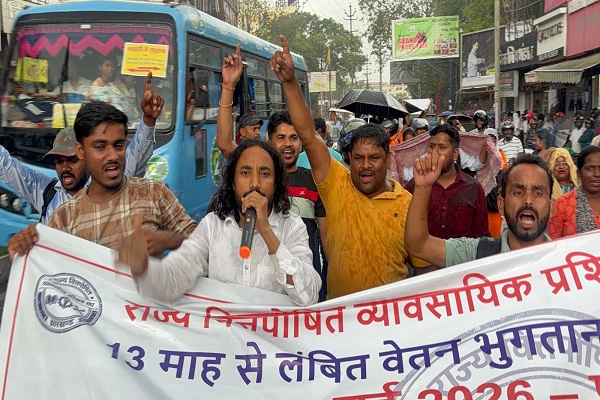Muri : व्यावसायिक प्रशिक्षकों का 13 माह का मानदेय बकाया, भुगतान की मांग को लेकर जेएलकेम ने निकाली पदयात्रा  