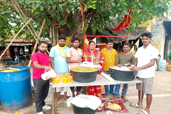 Potka : बैशाख माह के अंतिम मंगलवार पर कलिकापुर में राहगीरों के बींच बांटा गया चना-गुड़ एवं शरबत