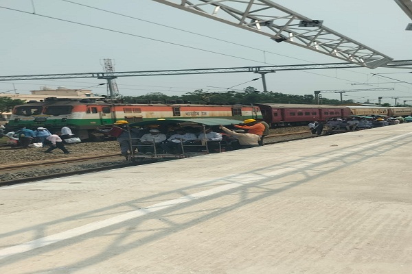 Khargpur : खड़गपुर मंडल के खंतापाड़ा और सोरो स्टेशनों के बीच नव निर्मित तीसरी रेल लाइन का उद्घाटन जल्द, सीआरएस ने किया निरीक्षण