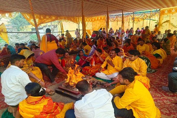 Bahragora : मालुआ में गूंजा हर-हर महादेव, 108 महिलाओं ने निकाली भव्य कलश यात्रा