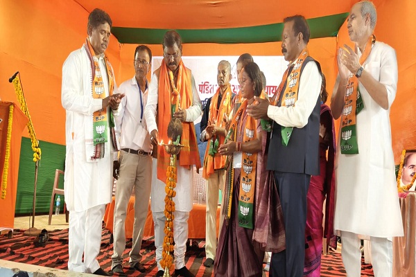 Gua : किरीबुरू में पूर्व मुख्यमंत्री अर्जुन मुंडा का भव्य स्वागत, पंडित दीनदयाल उपाध्याय प्रशिक्षण अभियान का किया उद्घाटन