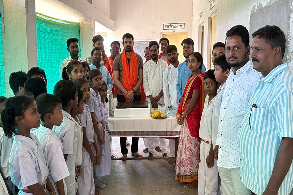 Bahragora : सांसद पुत्र कुणाल महतो ने सरस्वती शिशु मंदिरों को कंप्यूटर भेंट कर विद्यार्थियों को आधुनिक तकनीक से जोड़ा