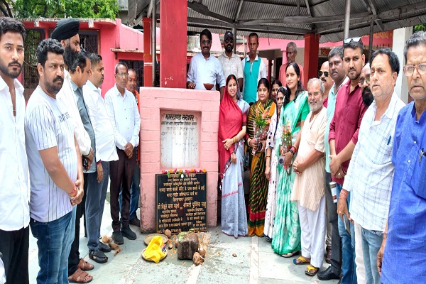 Jamshedpur : 27.24 लाख की लागत से जमशेदपुर पूर्वी के बस्ती क्षेत्र और खेल के मैदान होंगे रोशन, हाई मास्ट लाइट अधिष्ठापन कार्य का विधायक पूर्णिमा साहू ने किया शिलान्यास