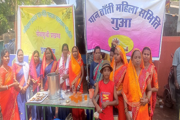 Gua : गुवा बाजार में पान तांती समाज की महिलाओं ने लगाया सेवा शिविर, राहगीरों को बांटा शरबत व चना-गुड़