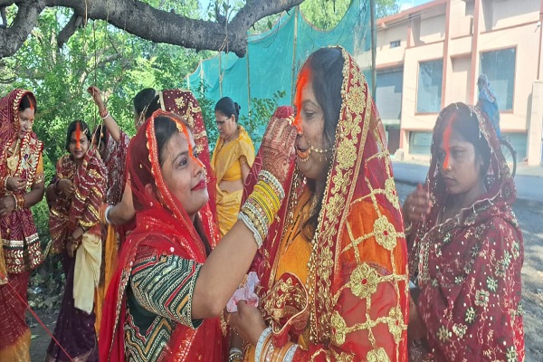 Potka : वट सावित्री पूजा को लेकर पोटका क्षेत्र में श्रद्धा का माहौल, सुहागिन महिलाओं ने पति की लंबी आयु के लिए रखा निर्जला व्रत
