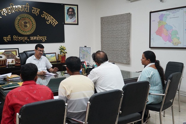 Potka : आपदा पीड़ितों को मुआवजा दिलाने की मांग को लेकर मुखिया ने उपायुक्त को सौपा मांग पत्र