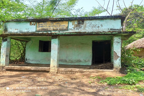 Bahragora : समय पर उचित रखरखाव के नहीं होने के कारण जानाडाही का राधा रानी क्लब बना खंडहर