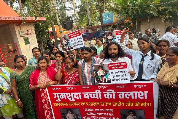 Muri : 12 दिनों से 18 माह की बच्ची गायब, बरामदगी की मांग को लेकर सदर थाना के समक्ष लोगों ने किया प्रदर्शन