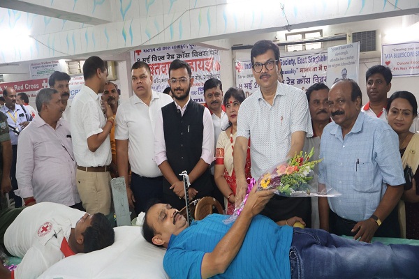 Blood Donation : रेडक्रॉस भवन में मेगा रक्तदान शिविर का आयोजन, 503 यूनिट रक्त का हुआ संग्रह, उपायुक्त ने किया उद्घाटन 