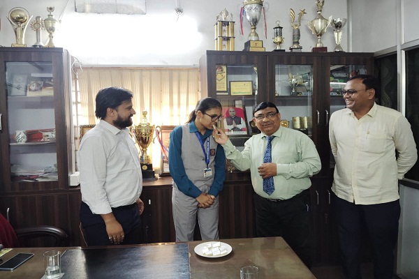 Jamshrdpur : साउथ प्वाइंट स्कूल की टॉपर श्रुति कुमारी को स्कूल प्रबंधन ने किया सम्मानित