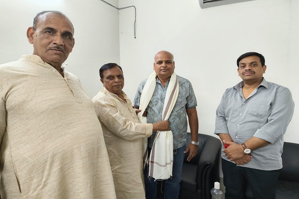 Jamshedpur : कांग्रेस महासचिव ने टीएमडब्ल्यू यूनियन उपाध्यक्ष को अंगवस्त्र प्रदान कर किया सम्मानित