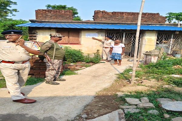 Bahragora : कानूनी शिकंजे से भाग रही मां-बेटी की मुश्किलें बढ़ी, बरसोल पुलिस ने घर पर चिपकाया इश्तिहार