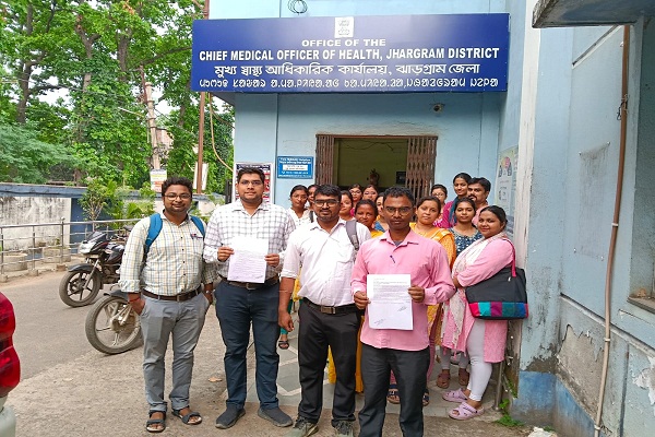 Jhargram :  राष्ट्रीय व शहरी स्वास्थ्य मिशन के कर्मचारियों ने लंबित मांगो को लेकर सीएमओ को सौंपा मांग पत्र