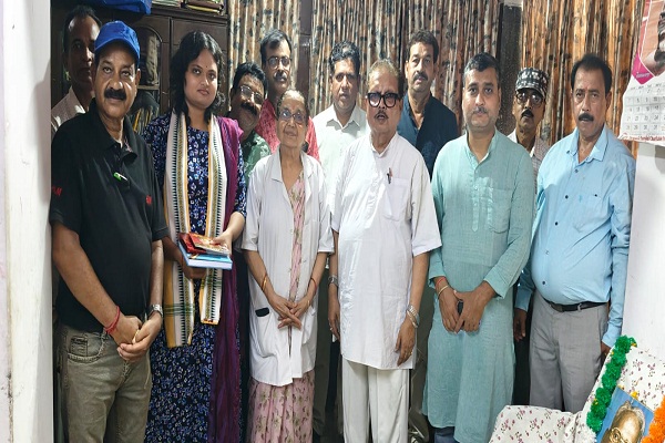 Bahragora : बहरागोड़ा में पूर्व स्वास्थ्य मंत्री डॉ. दिनेश कुमार षाड़ंगी ने आपातकाल की वर्षगांठ पर जयप्रकाश नारायण को दी श्रद्धांजलि