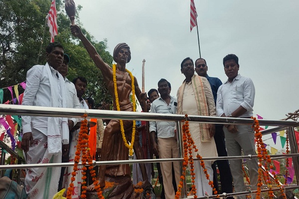 Bahragora : हांडीभंगा चौक पर भगवान बिरसा मुंडा की प्रतिमा का पूर्व मुख्यमंत्री अर्जुन मुंडा ने किया अनावरण