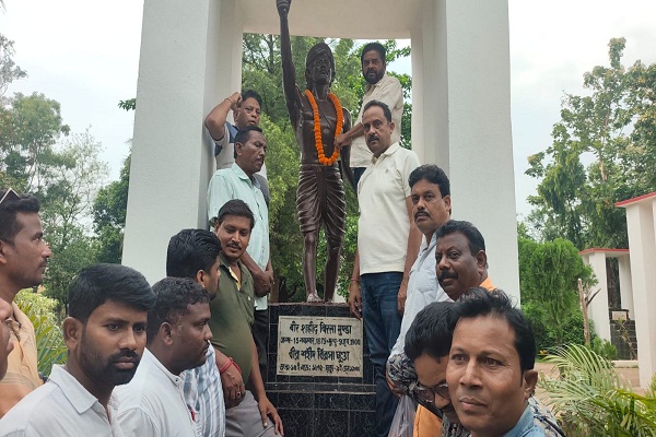 Bahragora : बहरागोड़ा में भगवान बिरसा मुंडा की 126वीं पुण्यतिथि पर बरहागाड़िया में सजा भव्य मेला, उमड़ा जनसैलाब, विधायक ने किया नमन