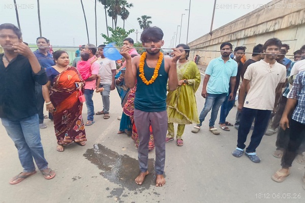 Bahragora : भक्ति की पराकाष्ठा, झांझीया के सदियों पुराने शिव मंदिर में ‘गाजन पर्व’ का समापन, अंगारों पर चले शिवभक्त