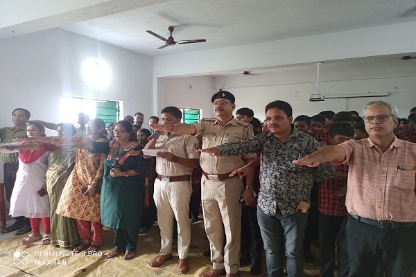 Bahragora : बहरागोड़ा और श्यामसुंदरपुर थाना प्रभारी की मौजूदगी में छात्रों ने लिया नशामुक्त समाज का संकल्प
