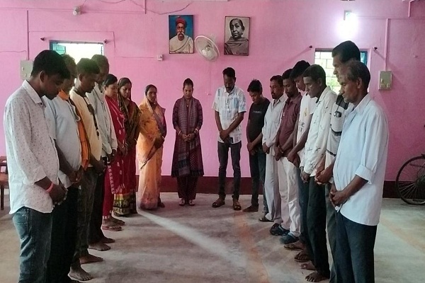 Bahragora : दिवंगत वार्ड सदस्य रतन मुंडा को पंचायत भवन में दी गई भावभीनी श्रद्धांजलि, असमय निधन को बताया अपूरणीय क्षति