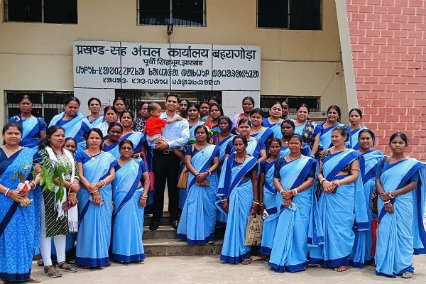 Bahragora : विश्व पर्यावरण दिवस पर उमड़ा जनसैलाब, ‘एक पेड़ माँ के नाम’ अभियान के तहत हुआ वृक्षारोपण