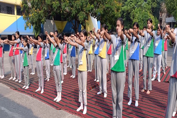 Jamshedpur : बाल्डविन फार्म एरिया हाई स्कूल में उत्साह पूर्वक मना अंतर्राष्ट्रीय योग दिवस