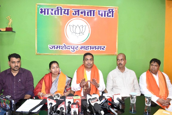 Jamshedpur : जमशेदपुर को औद्योगिक नगरी से अपराध नगरी बना रही है हेमंत सरकार, पुलिस जनता की सुरक्षा नहीं बल्कि वसूली में व्यस्त है : भानु प्रताप शाही 
